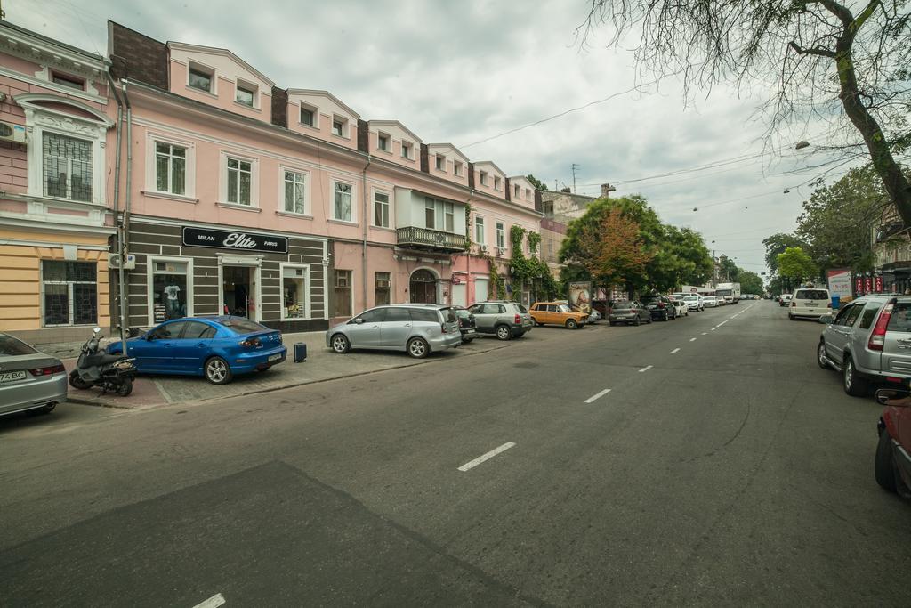 Apart Hotel Kvartira 1 Odessa Buitenkant foto