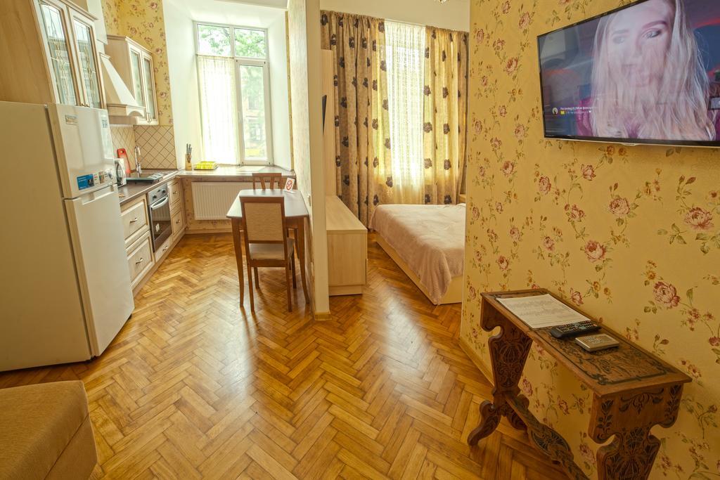 Apart Hotel Kvartira 1 Odessa Buitenkant foto