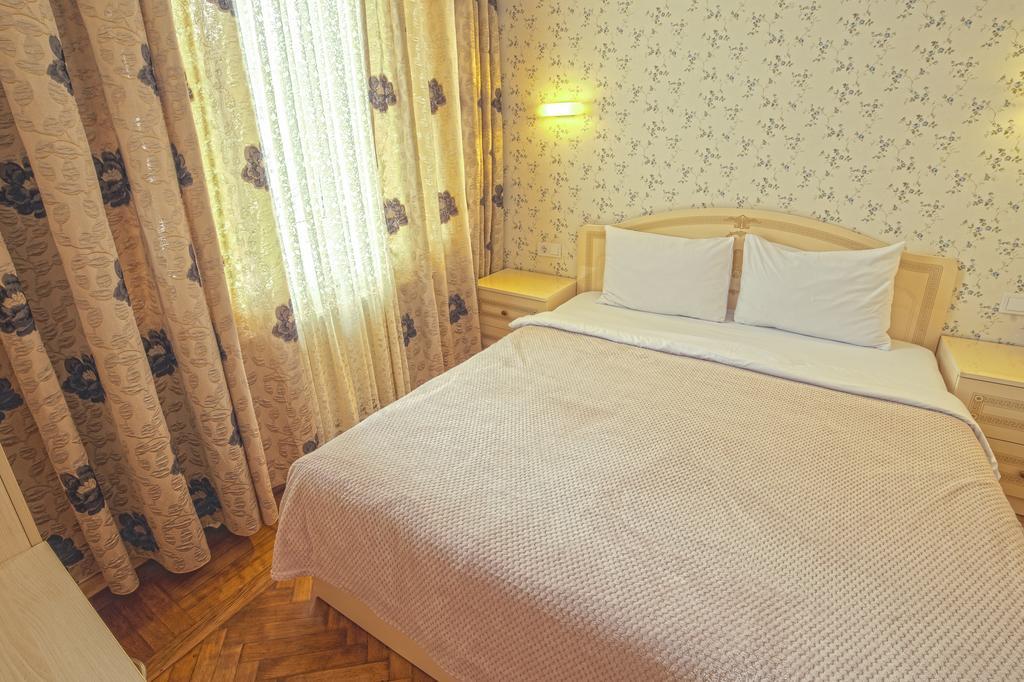 Apart Hotel Kvartira 1 Odessa Buitenkant foto
