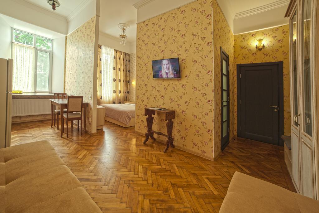 Apart Hotel Kvartira 1 Odessa Buitenkant foto