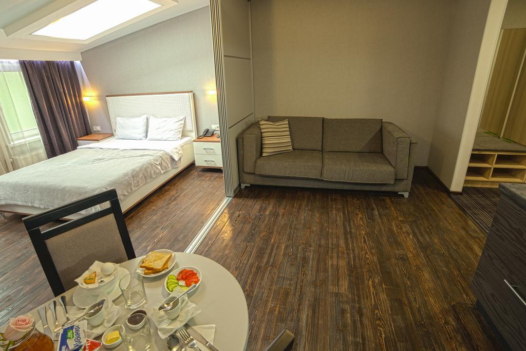 Apart Hotel Kvartira 1 Odessa Buitenkant foto