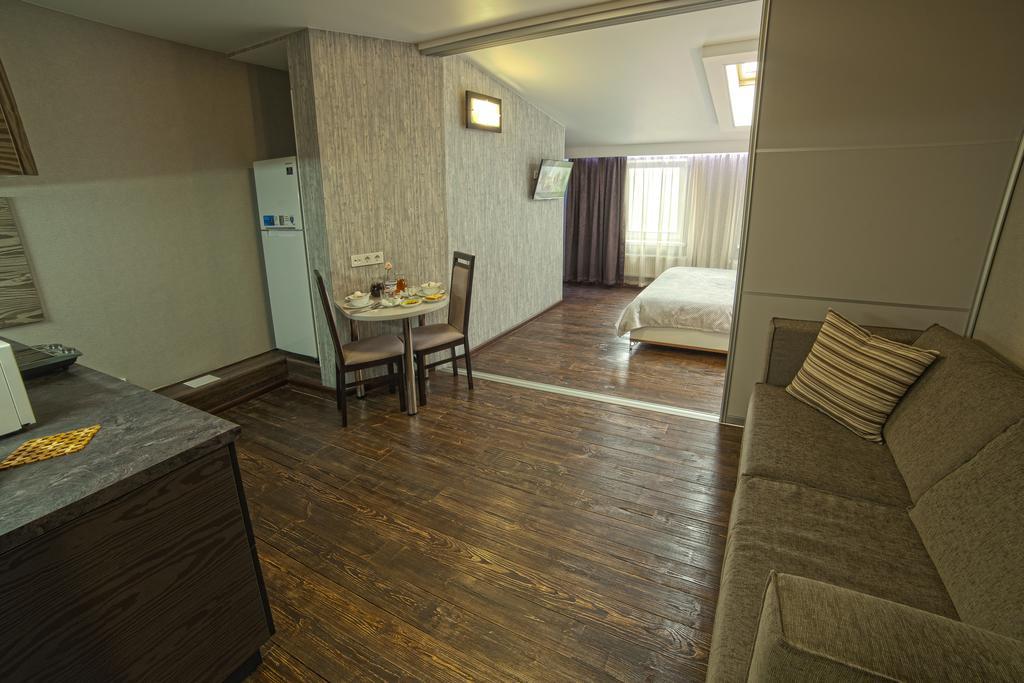 Apart Hotel Kvartira 1 Odessa Buitenkant foto