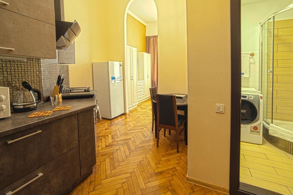 Apart Hotel Kvartira 1 Odessa Buitenkant foto