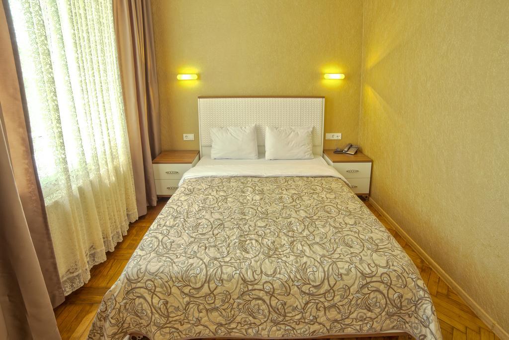 Apart Hotel Kvartira 1 Odessa Buitenkant foto
