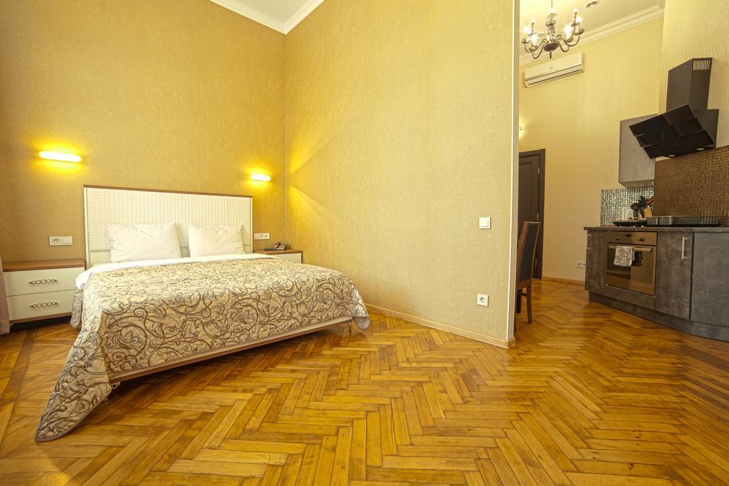 Apart Hotel Kvartira 1 Odessa Buitenkant foto