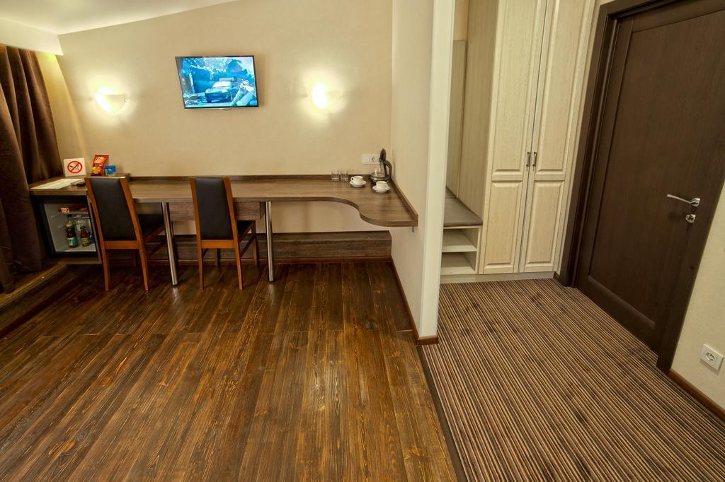 Apart Hotel Kvartira 1 Odessa Buitenkant foto