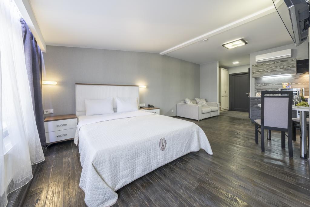 Apart Hotel Kvartira 1 Odessa Buitenkant foto